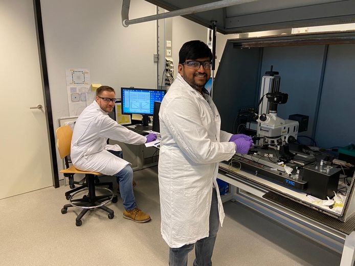 Pepijn Beekman (links) en Mathew, partners in ECsens, aan het werk in het lab.