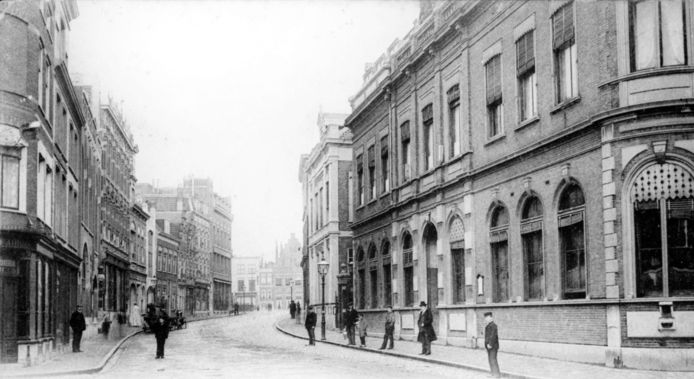 De Visstraat (hier in 1910) moest Koninginnestraat of Wilhelminastraat heten.