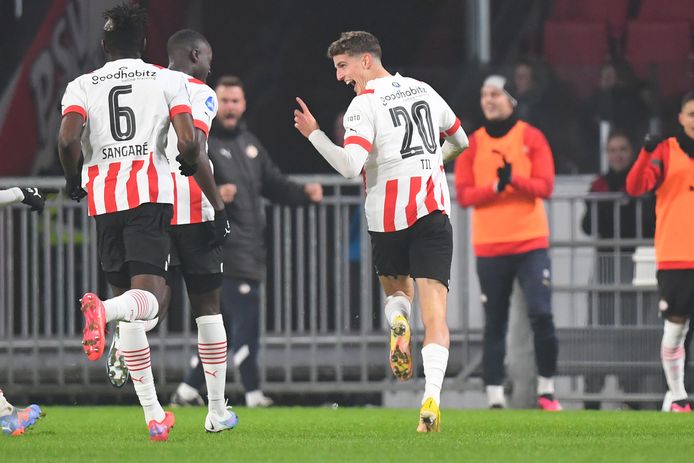Guus Til viert zijn goal.