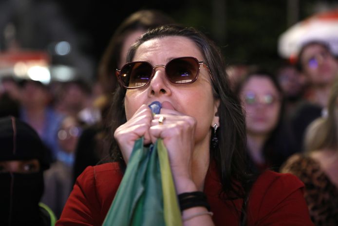 Een aanhanger van Lula volgt in spanning de verkiezingsuitslagen in Sao Paulo.