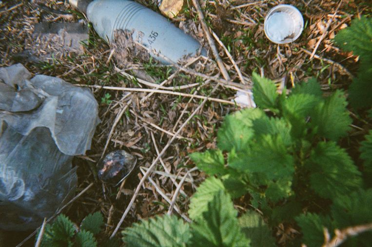 ‘Op een dag vonden we drie granaten, ze stonden nog op scherp. Eentje had geen pin.  Op die ene heb ik per ongeluk mijn voet gezet... En dan was er nog die raket in het bos. Behalve wij wist niemand daar toen van. En nu nog niet, denk ik.’ Beeld Bohdan, 13 y.o