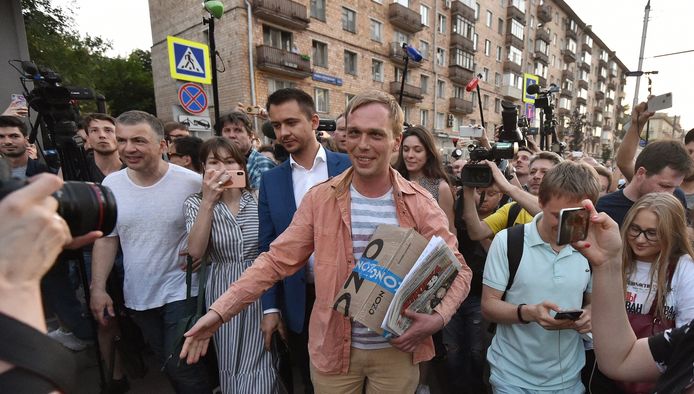 Onderzoeksjournalist Ivan Goloenov bij zijn vrijlating.