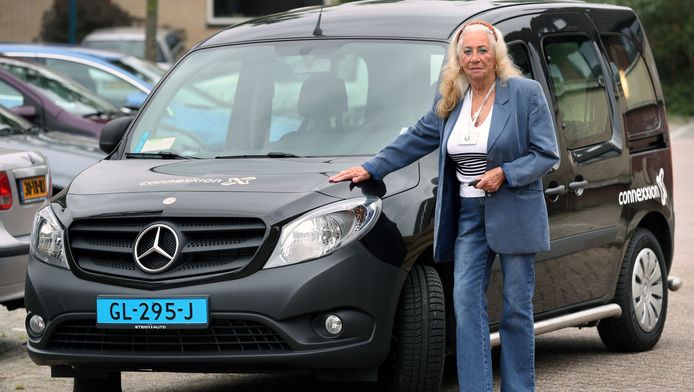 oudste taxichauffeuse van nederland 77