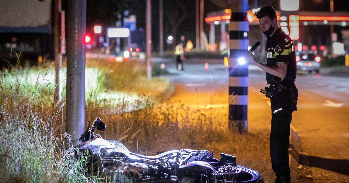 Motorrijder met spoed naar ziekenhuis na botsing met auto.