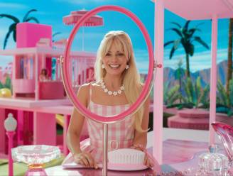 Veel roze, fluorescerende pakjes en een niet zo brave Barbie: Warner Bros. lost de officiële trailer van ‘Barbie’
