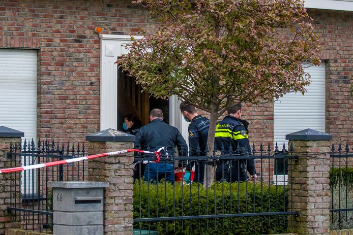Bij een woningoverval aan de Seizoensweg raakten twee mensen gewond, waarvan één ernstig.