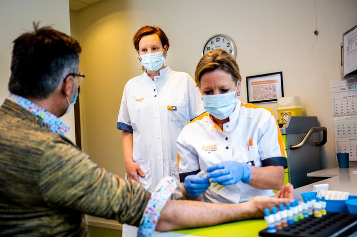 Een assistente verricht een huidtest om de mate van hooikoorts vast te stellen. Allergoloog Sanne Ruikes (midden): ,,Die groep lijkt steeds groter te worden.”