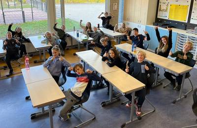 Nikki uit Soerendonk haalt ruim duizend euro op met verkoop kinderpostzegels