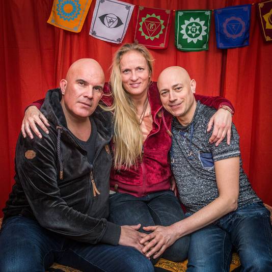 Helene Baayen die samen woont met twee mannen Jan en Jan. Jan Tromp (links) en Jan Keijzer.