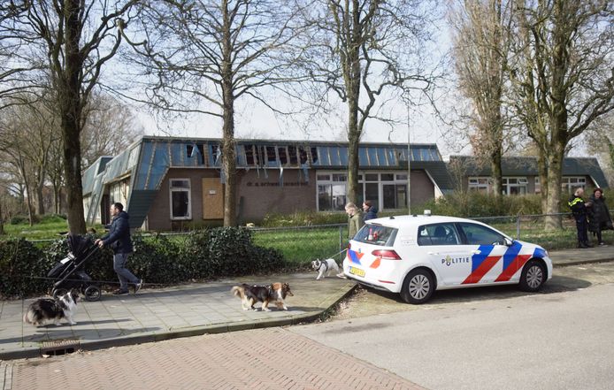 Beeld van het zwaar getroffen schoolgebouw aan de Goudsbloemstraat in Renkum. De politie is begonnen met onderzoek naar de oorzaak.