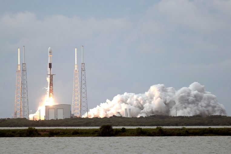 De lancering van de Falcon 9-raket vanaf Cape Canaveral.  Beeld AP