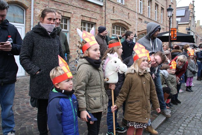 Deze kleine Sintjes hadden hun eigen paard mee.