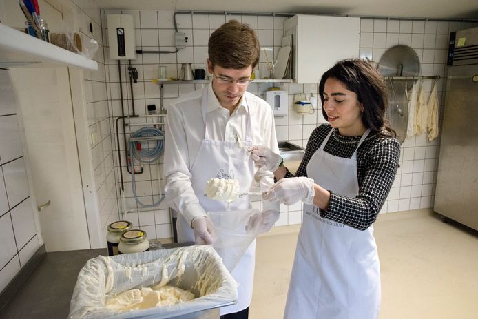 Alexander en Hande samen aan het werk
