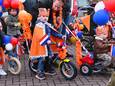 Tientallen kinderen doen met versierde fietsen mee aan de lawaaioptocht in Koudekerke.