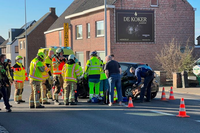 Het ongeval gebeurde ter hoogte van het appartementscomplex op de hoek van de Oudenaarsesteenweg met Prinsdaal in Bambrugge.