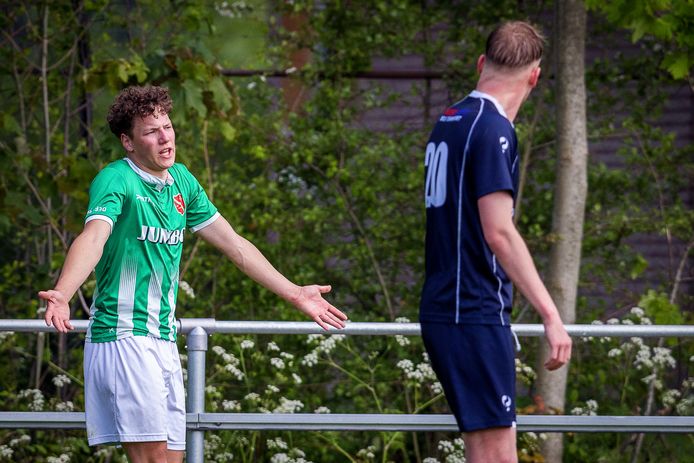 Meppel-talent Hugo Bisschop in discussie tijdens de wedstrijd tegen Drenthina.