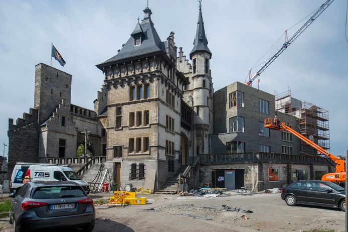 Het Steen in Antwerpen met de nieuwbouw eraan.