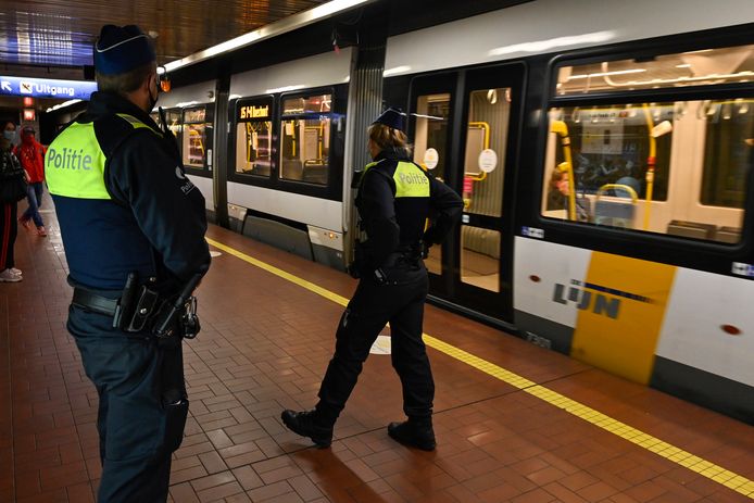 De politie controleert op het dragen van mondmaskers in Antwerpen.