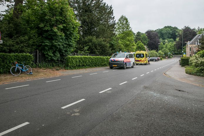 Hulpverlening na een ongeluk met een wielrenner op de Kerklaan in Rozendaal afgelopen vrijdag, foto ter illustratie.