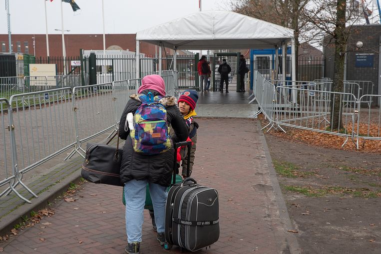 Net aangekomen asielzoekers worden ontvangen bij azc en aanmeldcentrum Ter Apel.  Beeld Harry Cock / de Volkskrant