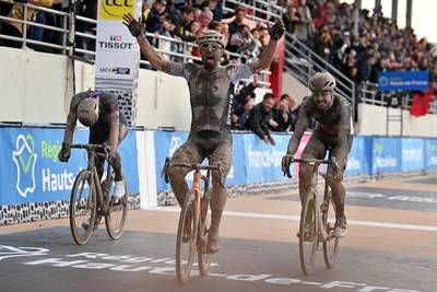 Colbrelli klopt verrassende Vermeersch en Van der Poel in sprint der stervende zwanen en wint Parijs-Roubaix