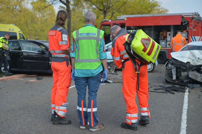 Twee mensen zijn woensdagmiddag zwaargewond geraakt bij een ongeluk met meerdere auto's in Deurne.