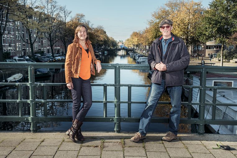 Annette Schermer en  Ted Zwietering trekken de kar om de WG-buurt in Amsterdam-West over te krijgen op ‘aquathermie’ in plaats van aardgas. Beeld Jakob van Vliet