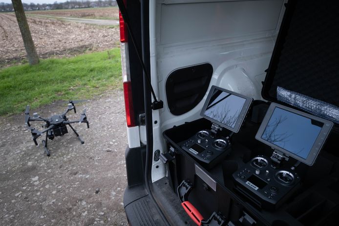 KLEIN-BRABANT - Hoofdinspecteur Herman Peeters en eerste  inspecteur Peter Vercauteren van Politiezone Klein-Brabant testen hun nieuwe drone