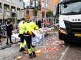 Werknemers van de gemeente Utrecht zijn begonnen met het opruimen van de troep die is achtergebleven na de vrijmarkt. Hier de Hopakker.