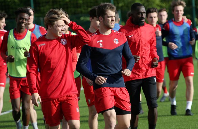 KVK Westhoek traint op het kunstgrasveld. Centraal aanwinst Ferenc Soenens (nummer 5) die komt van KRC Harelbeke