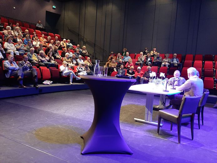 Het Nieuwscafe eind oktober 2022 in de kleine zaal van Theater Amphion.