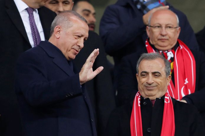 De Turkse president Recep Tayyip Erdogan op de tribune.