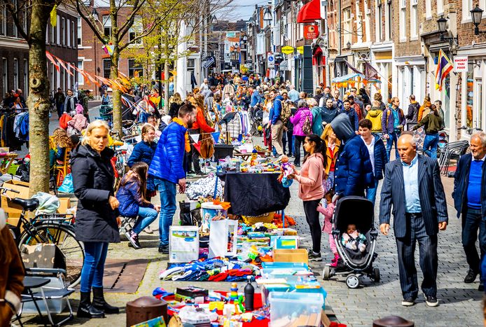 De vrijmarkt op de Vriesestraat in Dordrecht.
