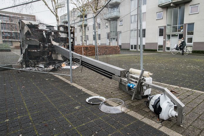 Onrustige Oud en Nieuw 2019-2020 in de Hoge Vucht, mobiele camera's werden vernield door relschoppers.