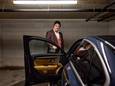 Jacob Schneider bij zijn auto, die vorige week nog werd opengebroken: ‘Ik hoop op harde maatregelen van de beheerder’