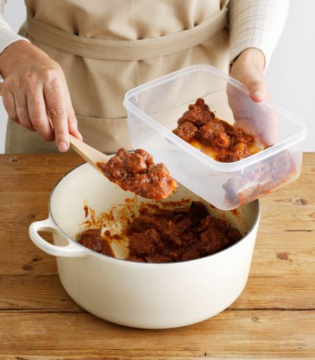 Waarom je nooit warm eten in je koelkast moet stoppen