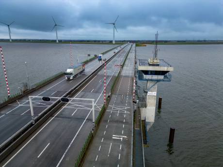 Werkzaamheden A6 hinderen verkeer bij Kampen: files N50 bijna opgelost, weg was kort dicht voor reanimatie
