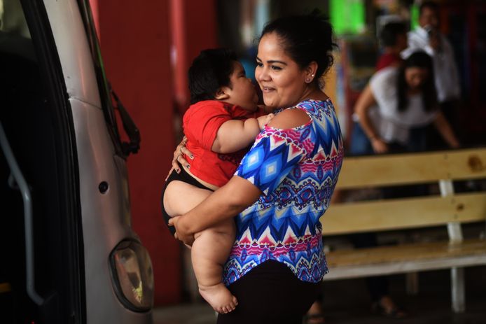 De 24-jarige Isabel Pantoja heeft steeds meer moeite om haar baby op te tillen.