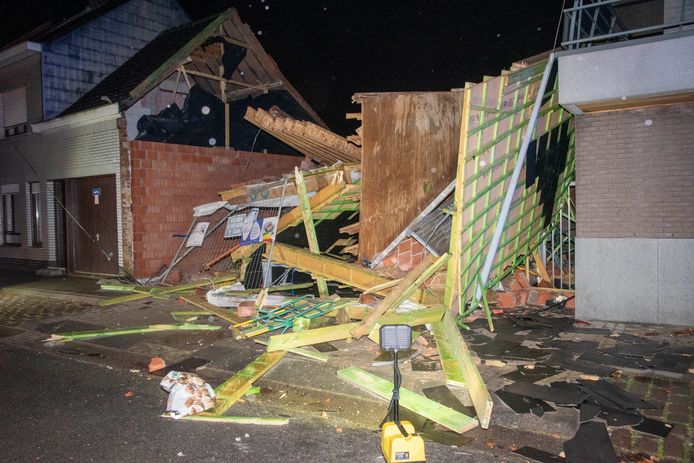 Van de ruwbouw blijft enkel een hoop brokstukken over.