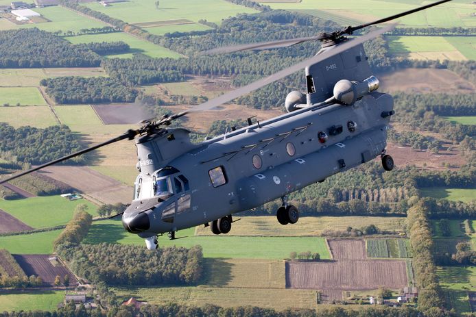 Een chinook vliegt boven West-Brabant. Het aantal helikoptervluchten boven de provincie gaat stijgen, ondanks de geluidsoverlast die dat met zich meebrengt.