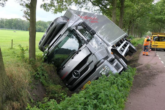 De vrachtwagen belandde na een uitwijkmanoeuvre in de sloot.