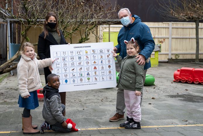 Nadia Ould Aissa (links) van De Wereld van Rayaan overhandigt de pictogrammen aan basisschool De Zonnebloem.