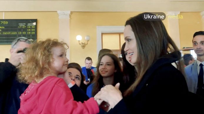 Angelina Jolie praat met een Oekraïens meisje in het station van Lviv.