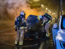 Auto rolt brandend de weg op in Deventer, politie vermoedt brandstichting