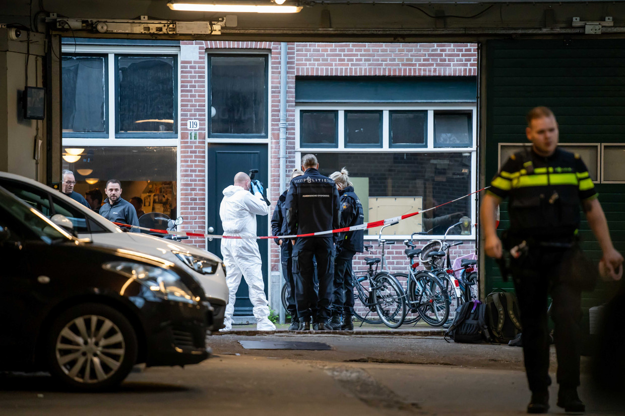 Forensische opsporing in de buurt van de Lange Leidsedwarsstraat, waar Peter R. de Vries werd neergeschoten. Beeld ANP