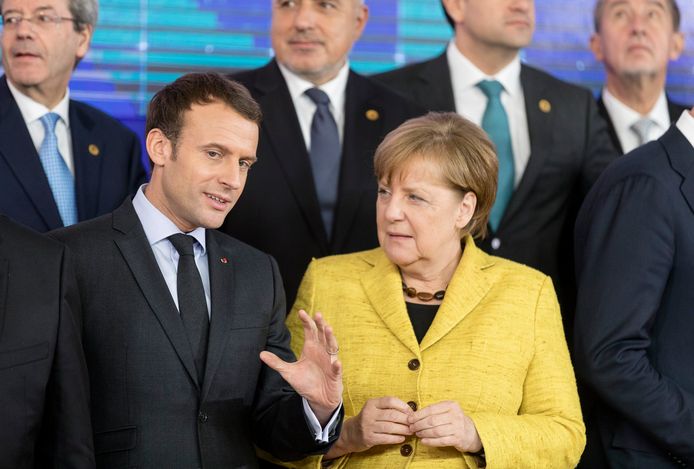 Op de voorgrond de Franse president Macron en zijn Duitse collega Bondskanselier Merkel.