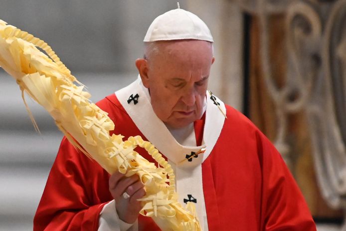 Paus Franciscus tijdens de misviering voor Palmzondag in de Sint-Pietersbasiliek.