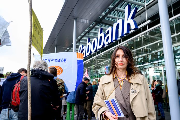 Actrice Carys van Houten voor Hoofd Hooftkantur van de Rabobank in Utrecht.