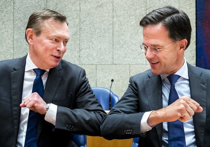 Minister Bruno Bruins en premier Mark Rutte geven elkaar de ellebooggroet.