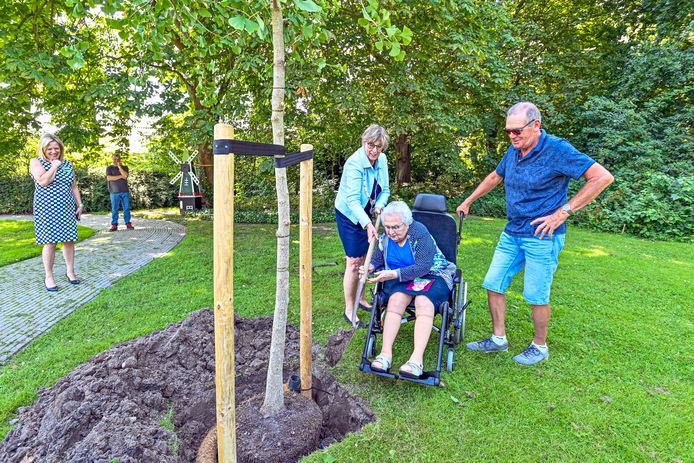Mevrouw Kouters vierde 100e verjaardag met Ali B in coronatijd en plant nu een boom